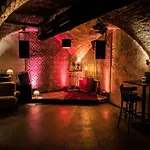 Hostel Montagu & Bar *
