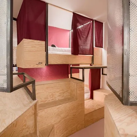 Montagu Hostel *