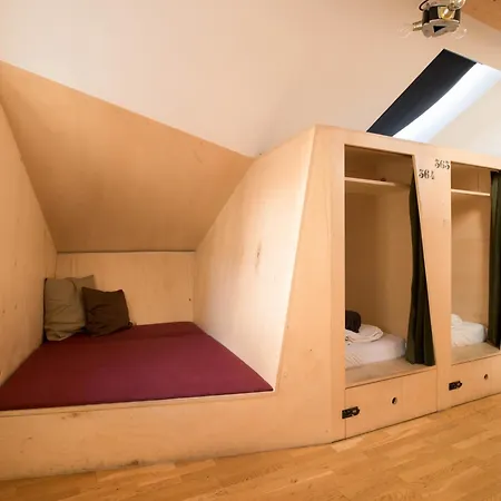 Montagu Hostel *