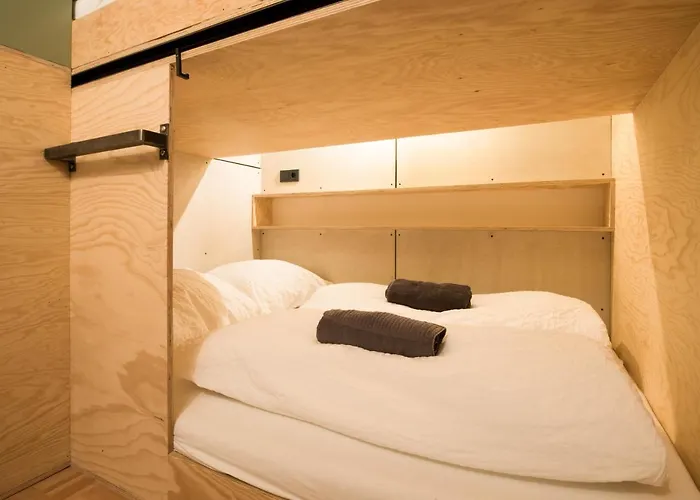 Montagu & Bar Hostel *