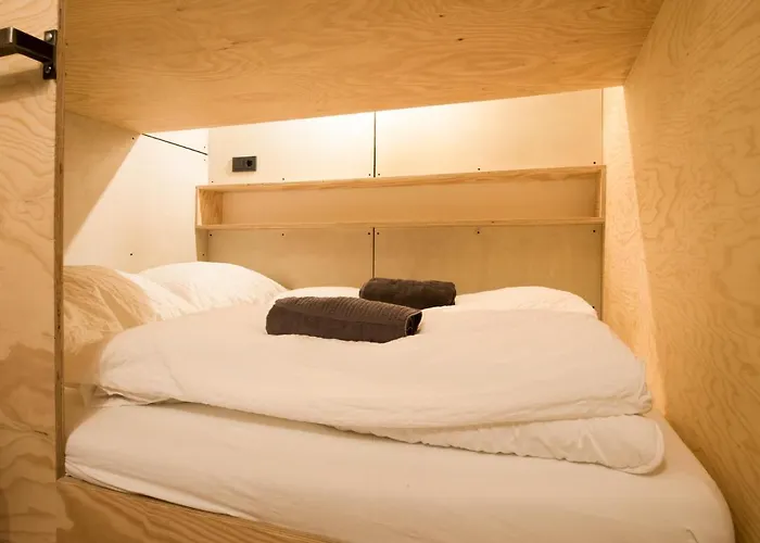 Montagu & Bar Hostel *