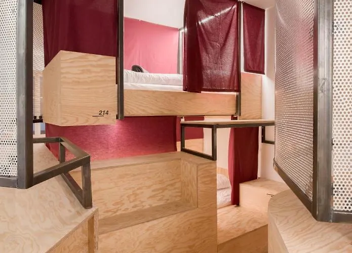 Montagu & Bar Hostel *