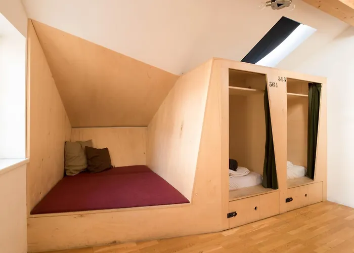 Montagu & Bar Hostel *