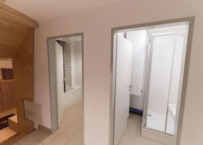 Montagu & Bar Ostello