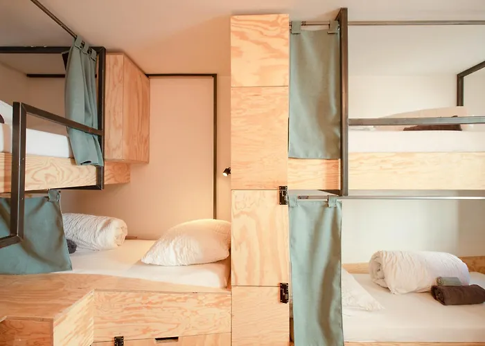 Montagu & Bar Hostel *